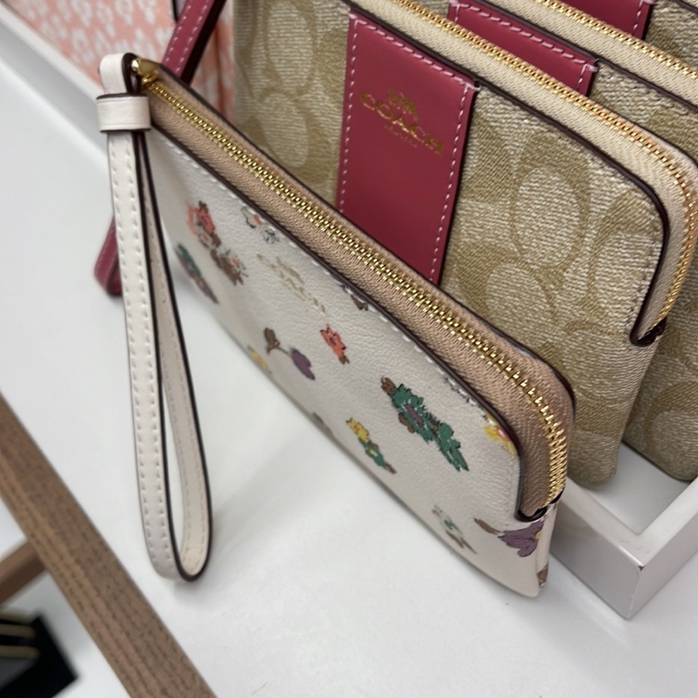 Coach Corner Zip Wristlet With Spaced Floral Field Print
IM/Chalk Multi - Picture 7 of 16
